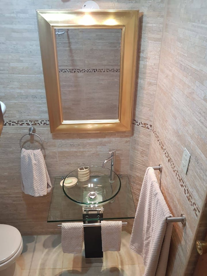 MINI STUDIO/PRIVATE BATHROOM AND PRIVATE ENTRANCE