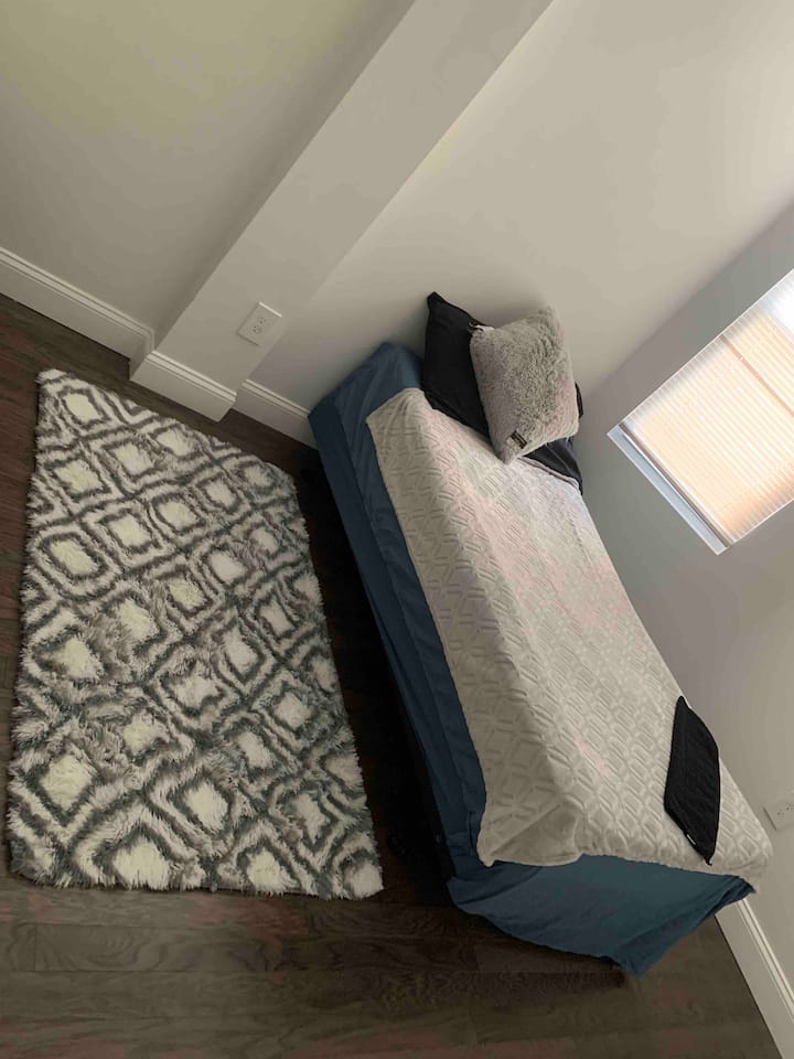 Spálňa číslo 2 pozostáva z 2 samostatných postelí a 55-palcovej televízie. Miesto na oddych pre deti alebo len 2 lôžka navyše pre dospelých. 