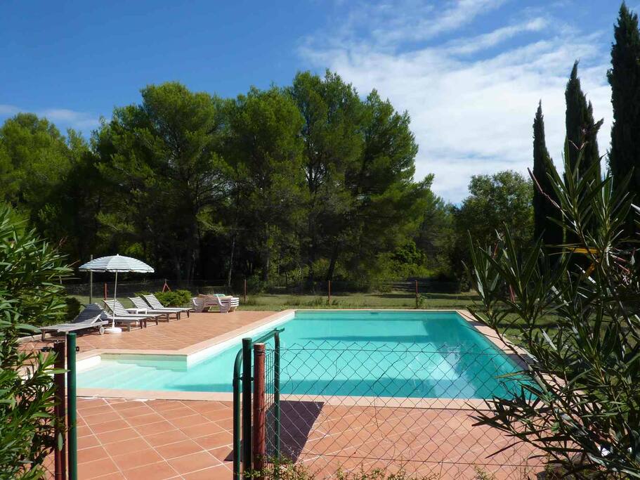 Piscine clôturée