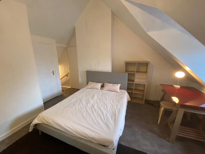 חדר שינה בקומה השנייה, עם שולחן עבודה לעובדים.