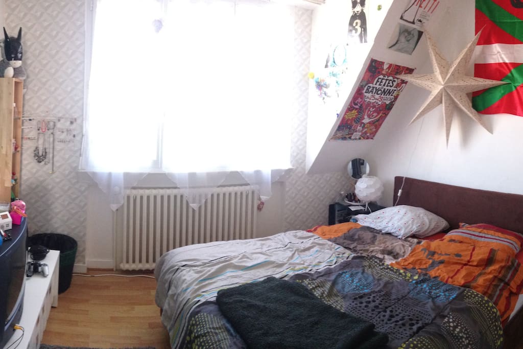 1ere chambre avec un lit en 140