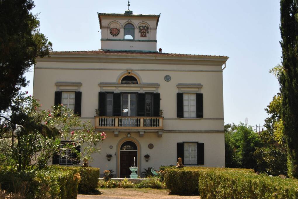 Villa and main entrance