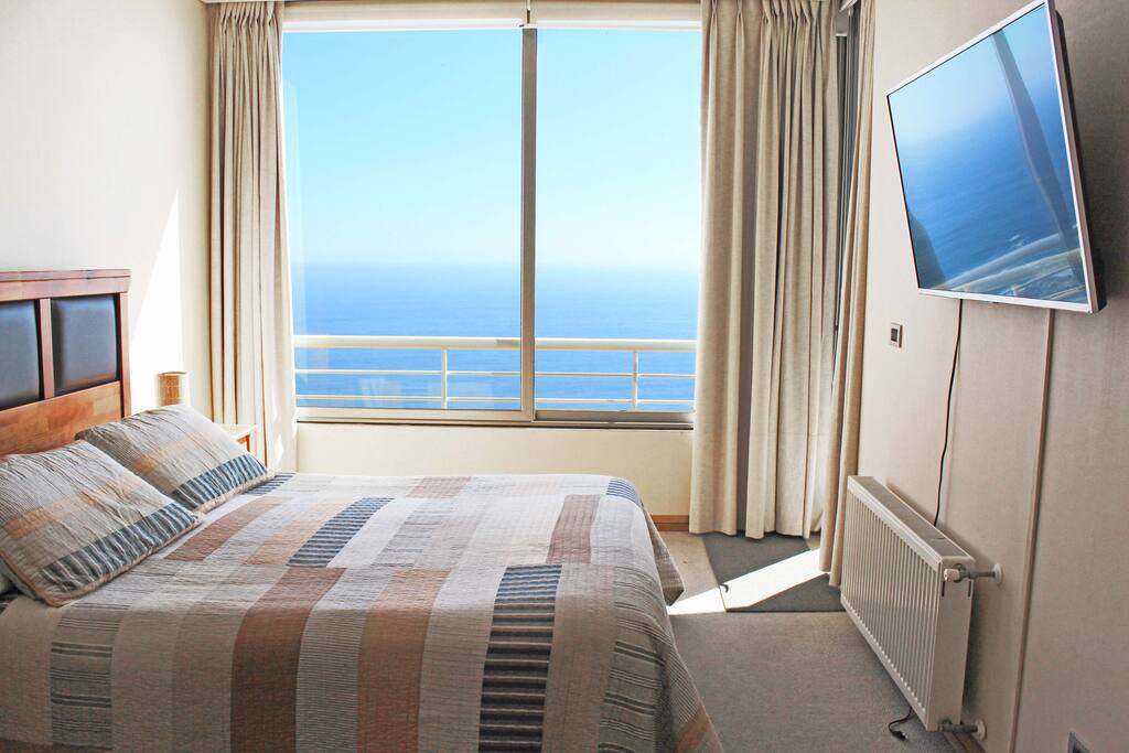 Los invitamos a relajarse con única vista despejada al pacífico desde el dormitorio principal. Smart TV de 46¨ con Netflix incluído.
Sabanas, ropa de cama y toallas incluidas en la reserva.
