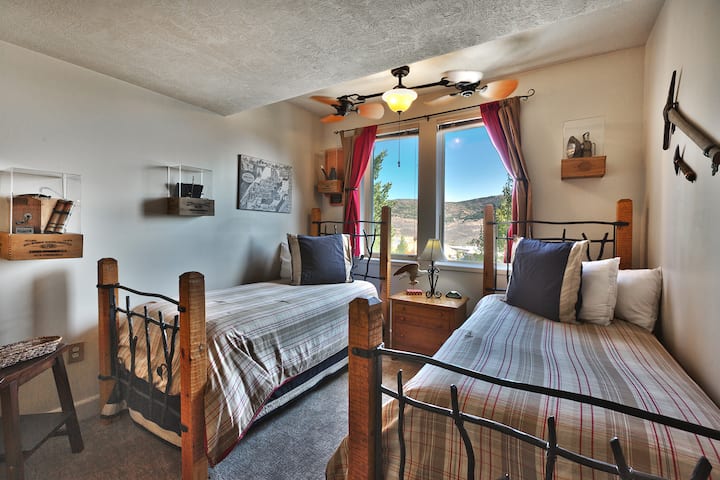 על פי בקשה ניתן להפוך את שתי המיטות למיטת קינג סייז.