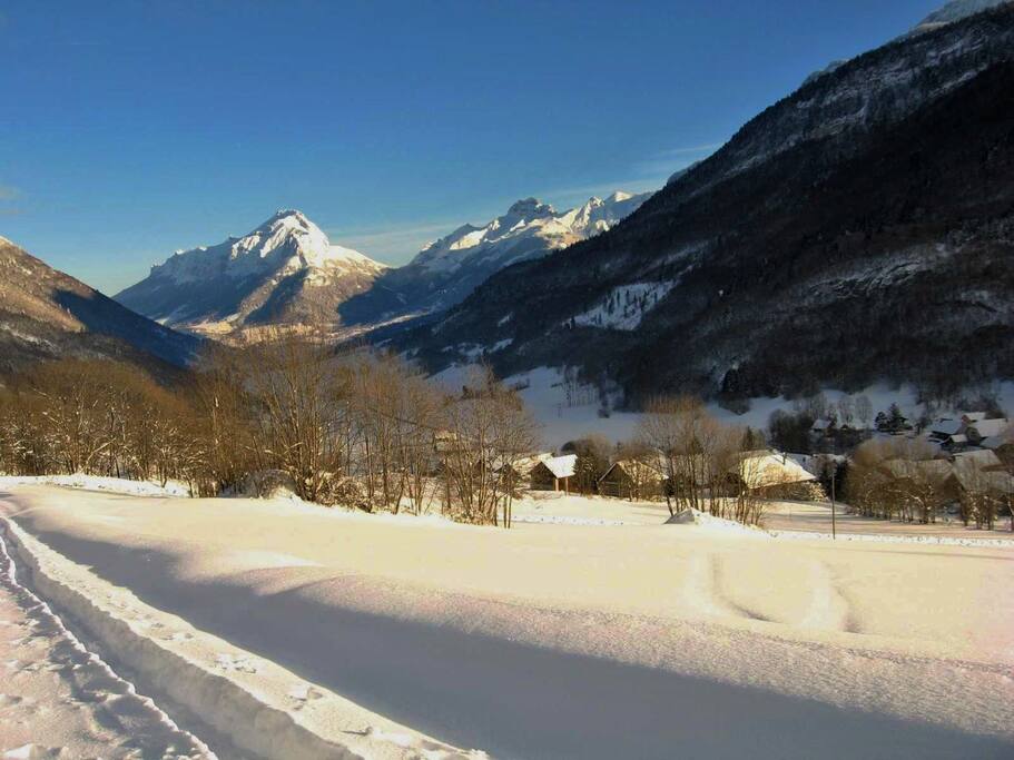 L'hiver, le village est desservi par un axe dégagé (ski à 30mn)