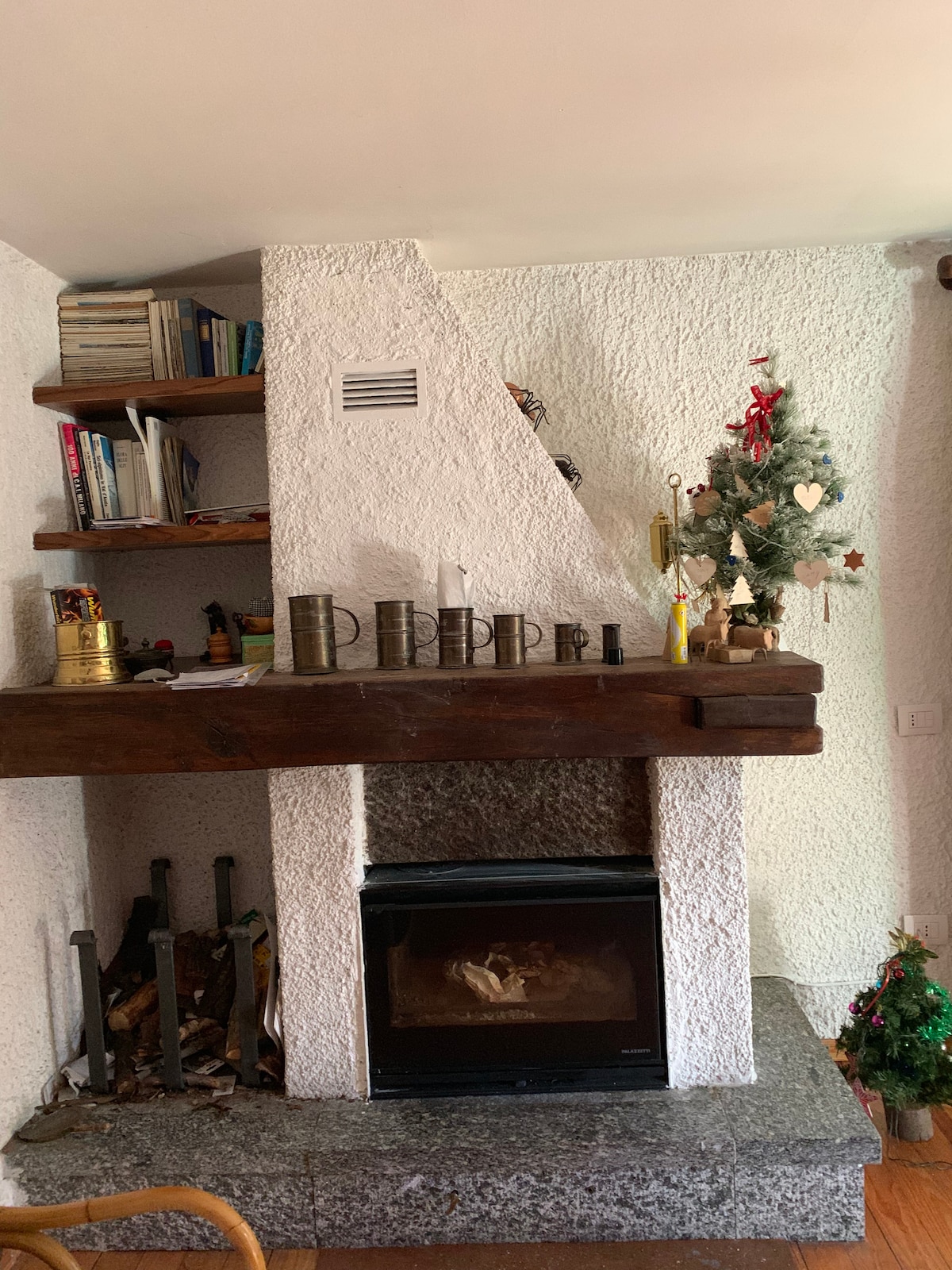 אח עצים עם תוספת בנוסף לחברת להבת המאוורר, הם מופעלים כאשר הטמפרטורה הפנימית עולה ומבטיחה את חלוקת החום בבטיחות מוחלטת. אותה עצירה בכוחות עצמם כדי לכבות את האח.