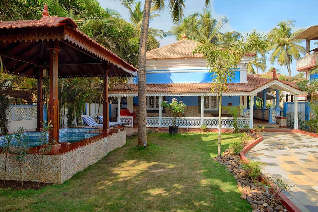 Private Garden with 8 person JACUZZI