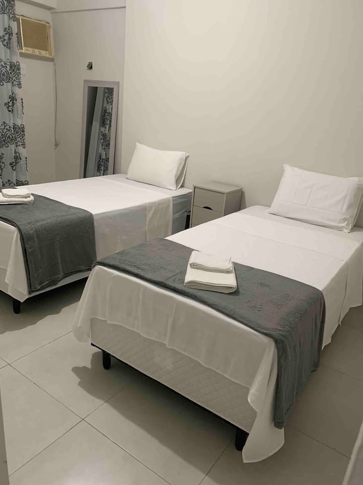 Საძინებელი 03 - ორი ერთადგილიანი საწოლი და დიდი სარკე ჩარჩოთი.