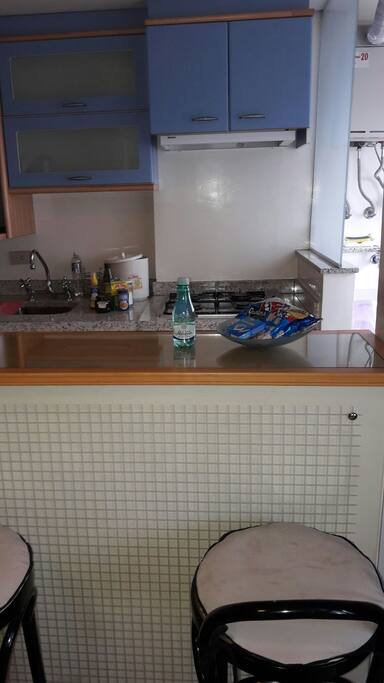 cozinha balcão americano com. 2 banquetas geladeira fogão microondas com wi-fi