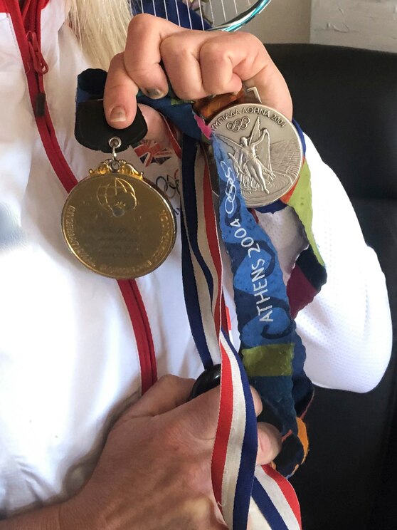 Show full-screen, host-provided image