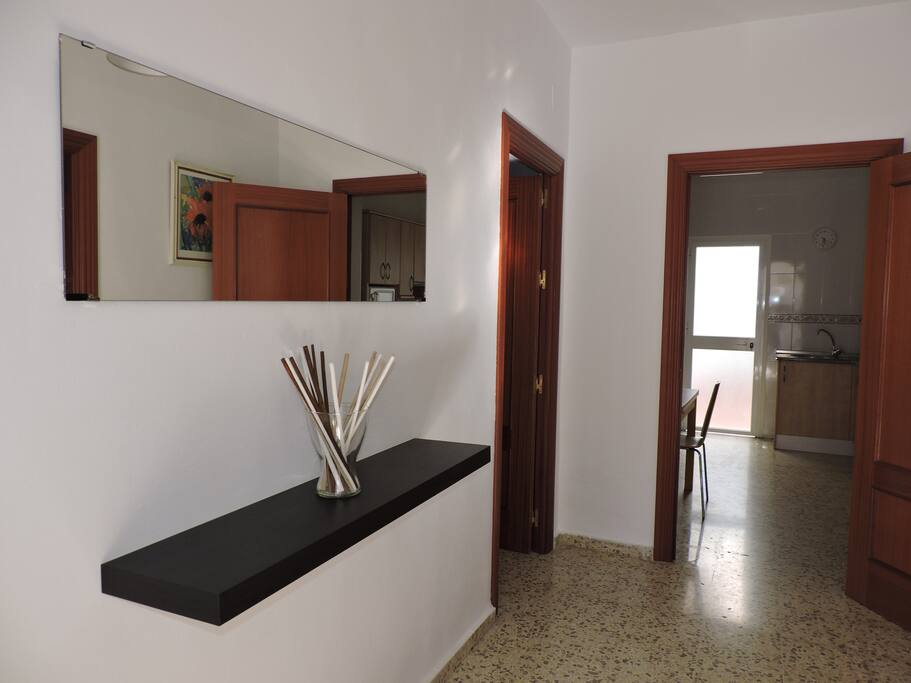 Entrada a la vivienda con mueble parador