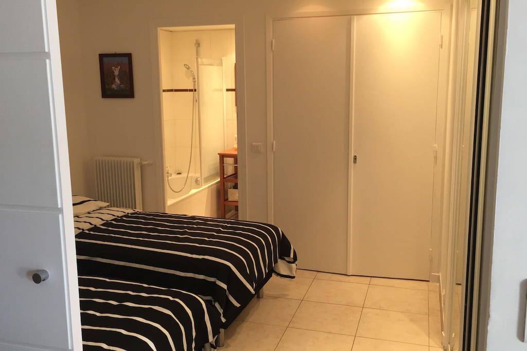 Chambre spacieuses , rangements et sdb .2 lits simples possibilité d'en faire un lit king size