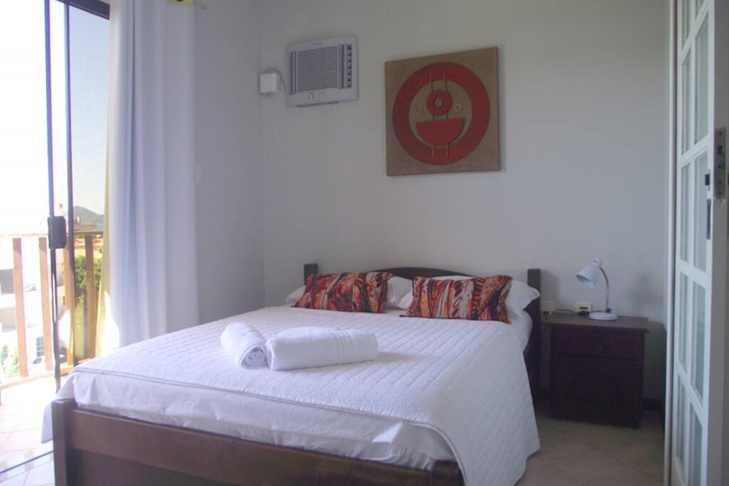 Suíte de casal com varanda e vista para 2 mares, 1º piso