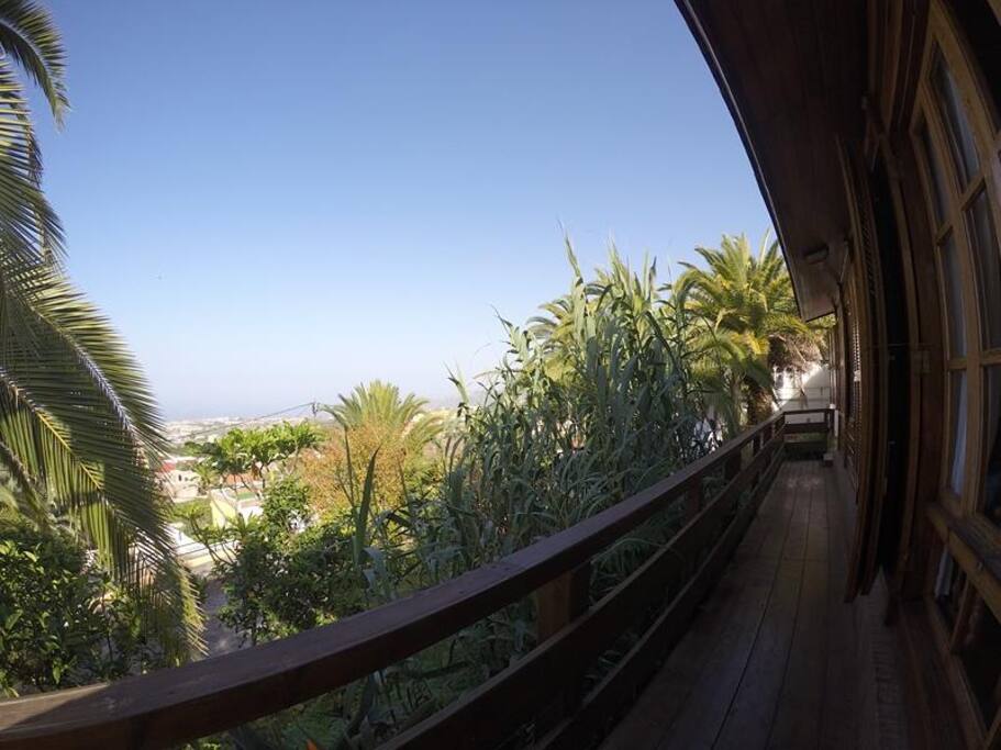 Gang zu der Hinterterrasse mit Meeresblick.
