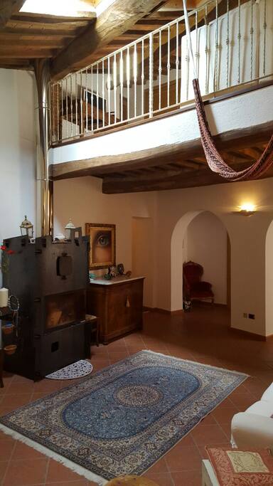 Sala con camino contemporaneo