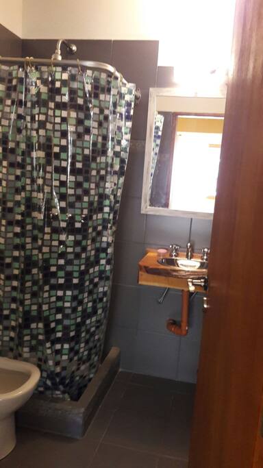 baño completo/ducha/agua caliente las 24 hs
elementos de aseo/toallas
calefaccion