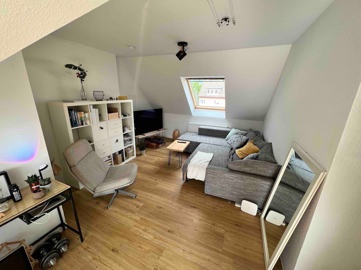 Leistungsstarkes Airbnb: Attic apartment at the Vorgebirgspark in Zollstock
