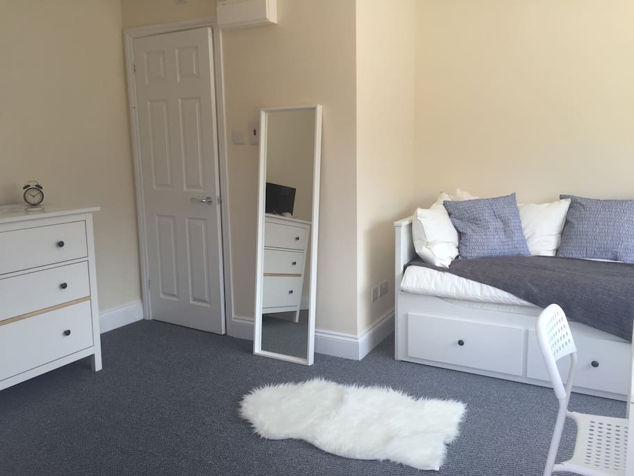 Comfortable & cosy sized studio room.
