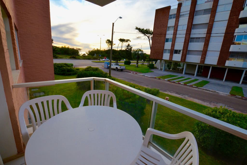 Terraza con juego de mesa y toldo a calle Rosario