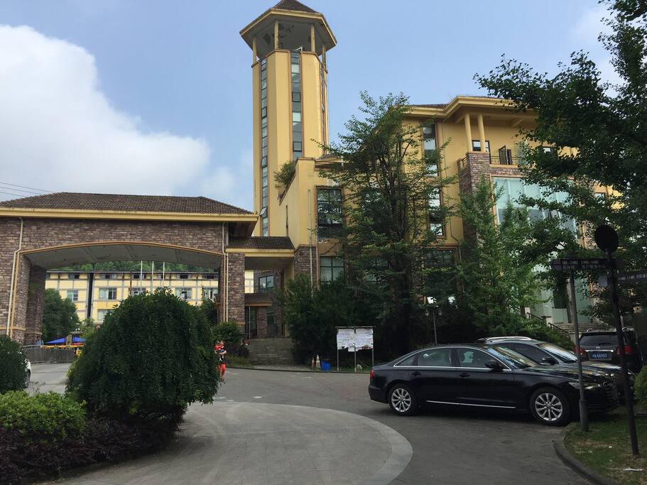 小区大门另一侧
