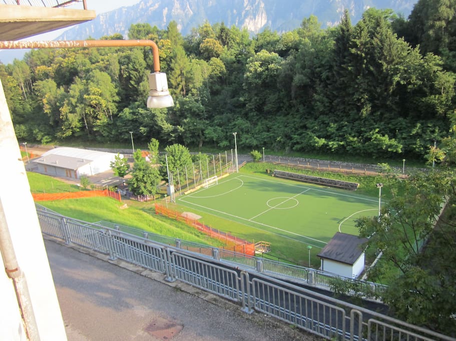 Campetto da calcio che si vede dal balcone di casa