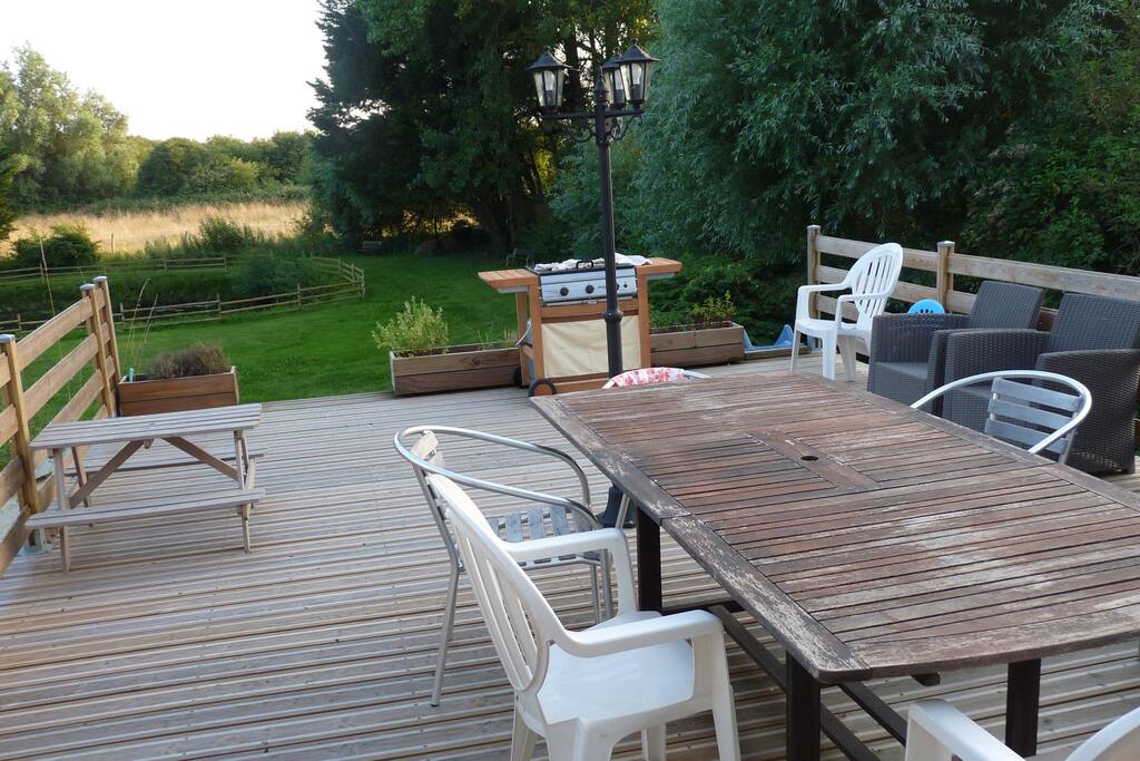 La terrasse plein sud avec vue sur l'Etang au bout du jardin