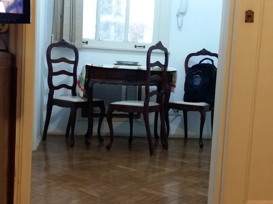Mesa de jantar e ar-condicionado