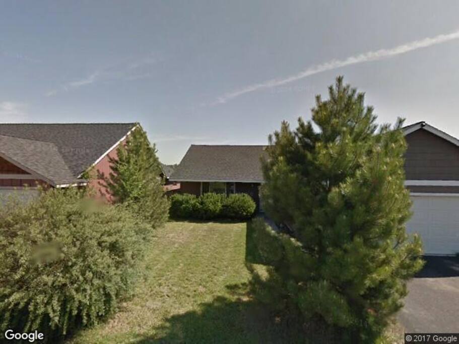 Front of home in neighborhood