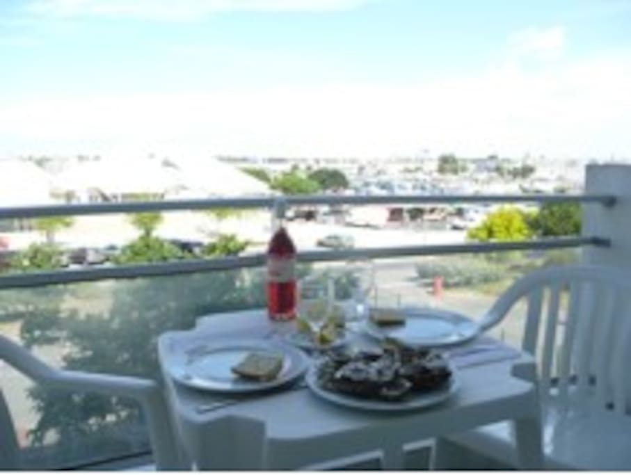 Terrasse privative idéale pour petit-déjeuner, repas et apéros