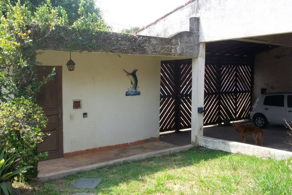 Porta de entrada do terreno e garagem