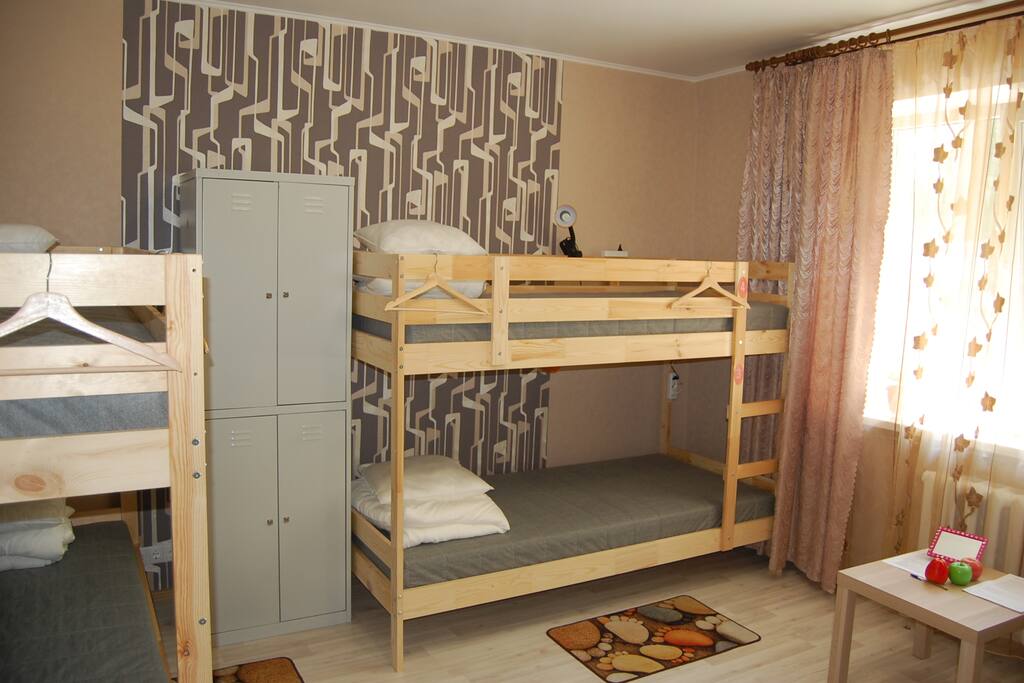 Металлические ящики в 6-ти местном номере