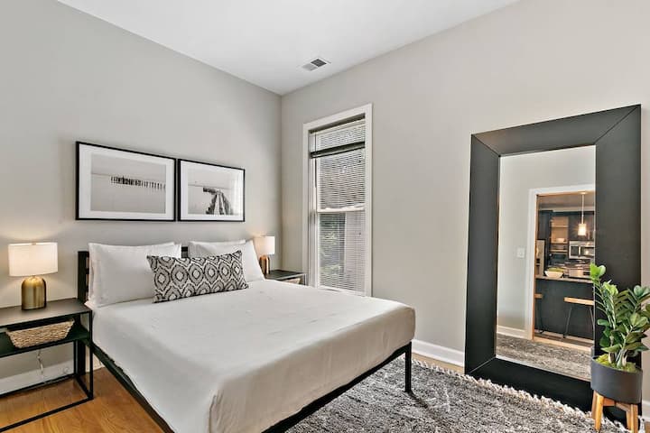 Tretia spálňa v blízkosti kuchyne s veľkým podlahovým zrkadlom a šatníkom