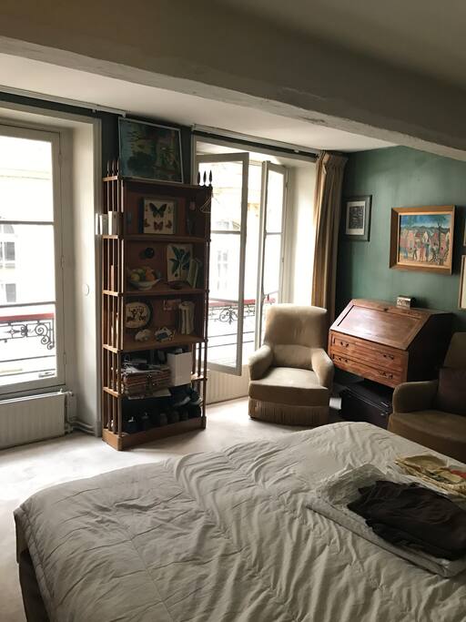 La chambre se situe côté opposé à la seine, pour plus de calme