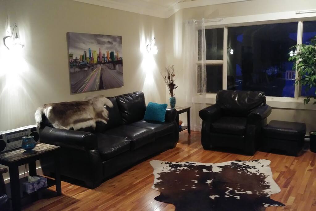 Grand salon confortable et chaleureux avec TV et Wii.
Large comfortable lounge with TV and Wii.