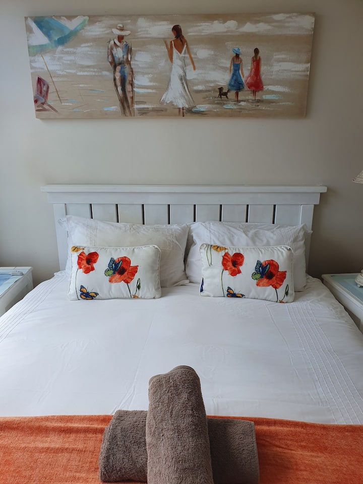 Habitación principal con traje