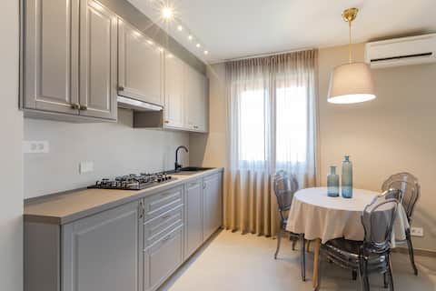 Top location-town center-on site private parking 1