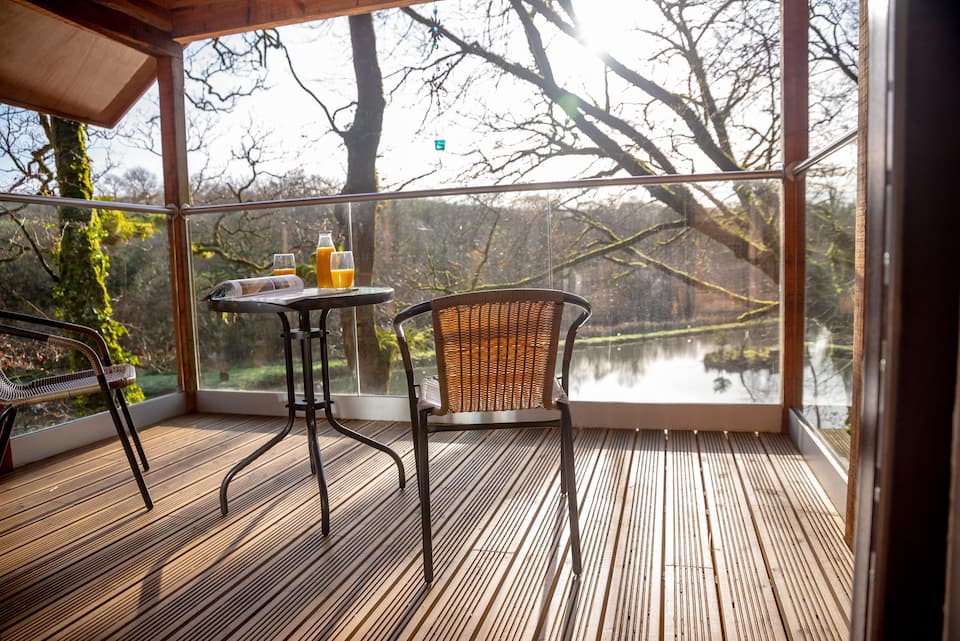 An off-grid treehouse above a hidden lake, Eworthy, Devon, United Kingdom, photo 3 of 10