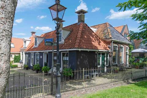 Picturesque cottage heart of Grou, 40 m from the water