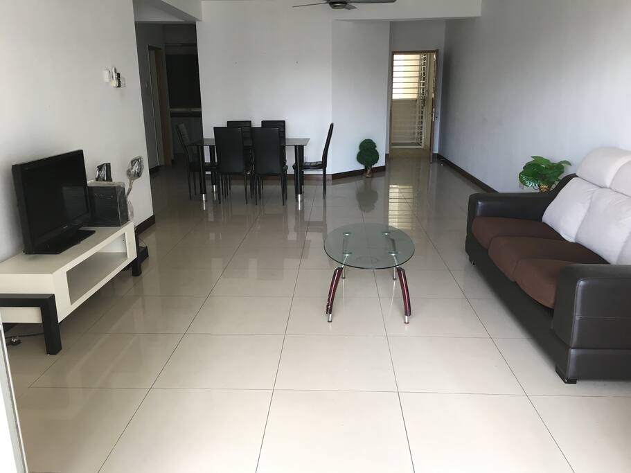 Living room with furniture, TV, air condition, ceiling fan