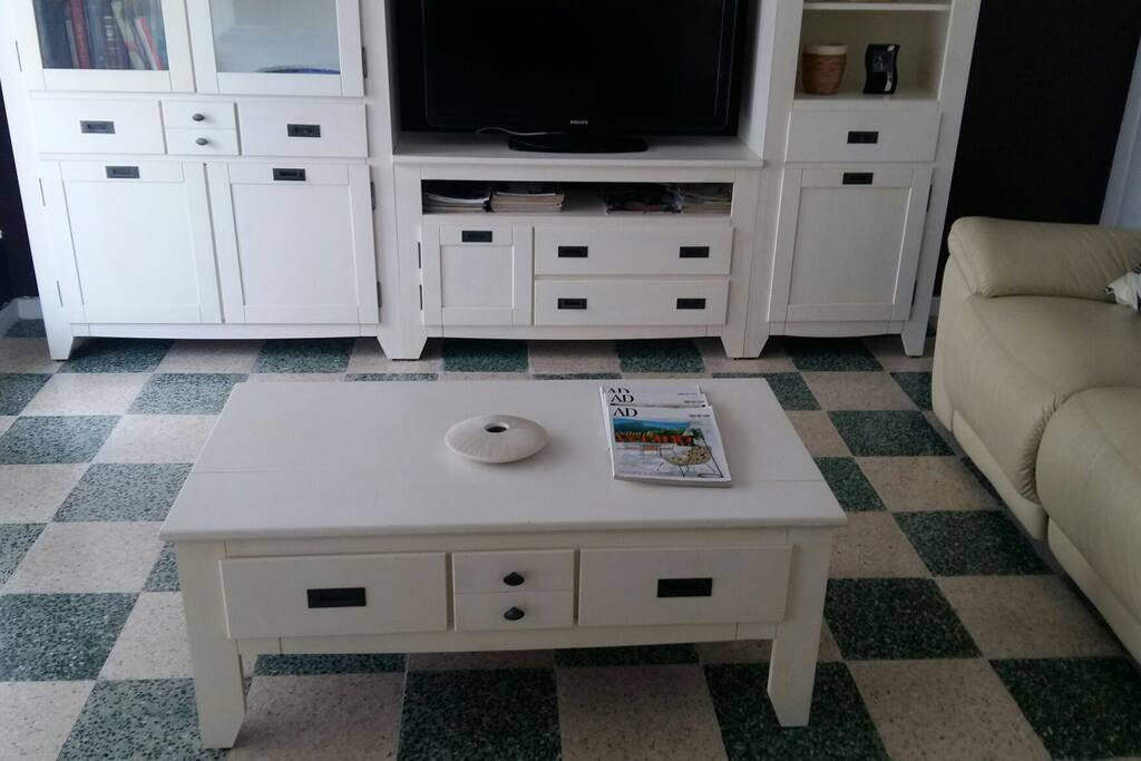 salón totalmente equipado. Sofás reclinables para disfrutar de las vistas en los momentos de relax