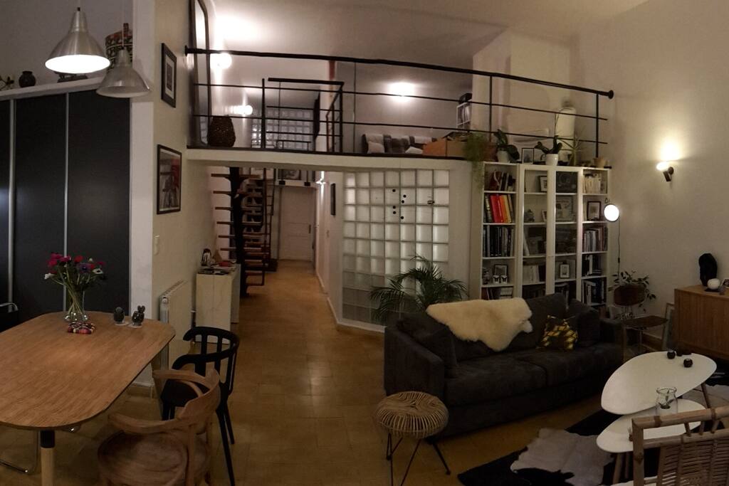 vue du salon, de la cuisine et de la mezzanine depuis l'entrée du jardin