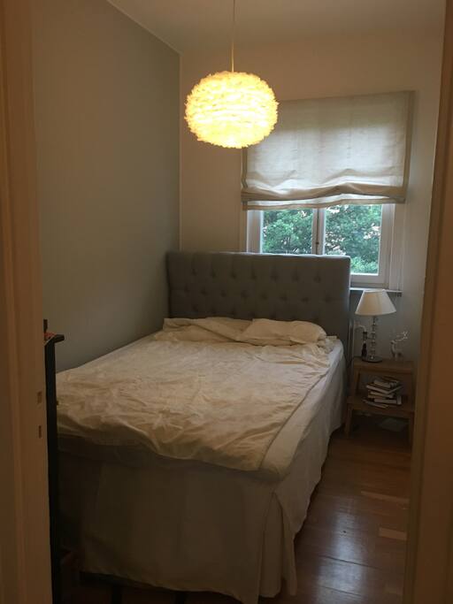 Bedroom with 140 cm bed
