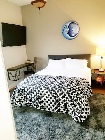 Luxury 2bdrm Suite, Near all Roseville Attractions