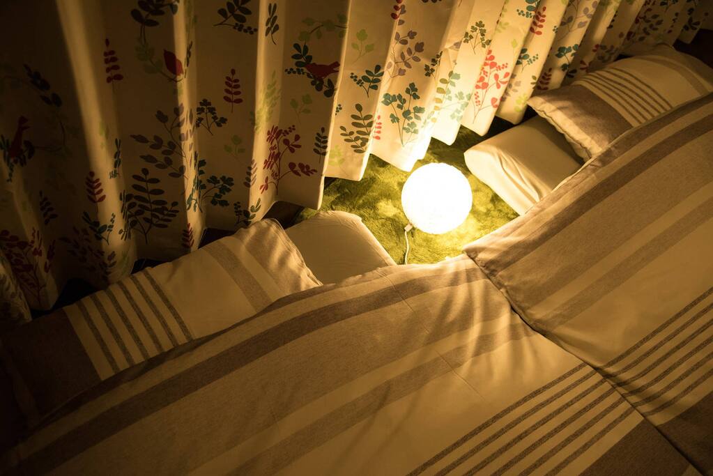 A futon is in the closet.衣柜内放有日式床褥。