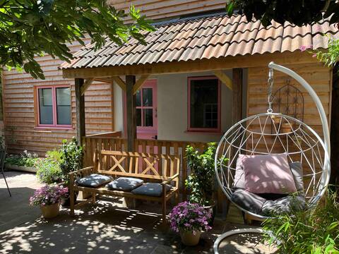 Quirky cottage in the heart of Somerset