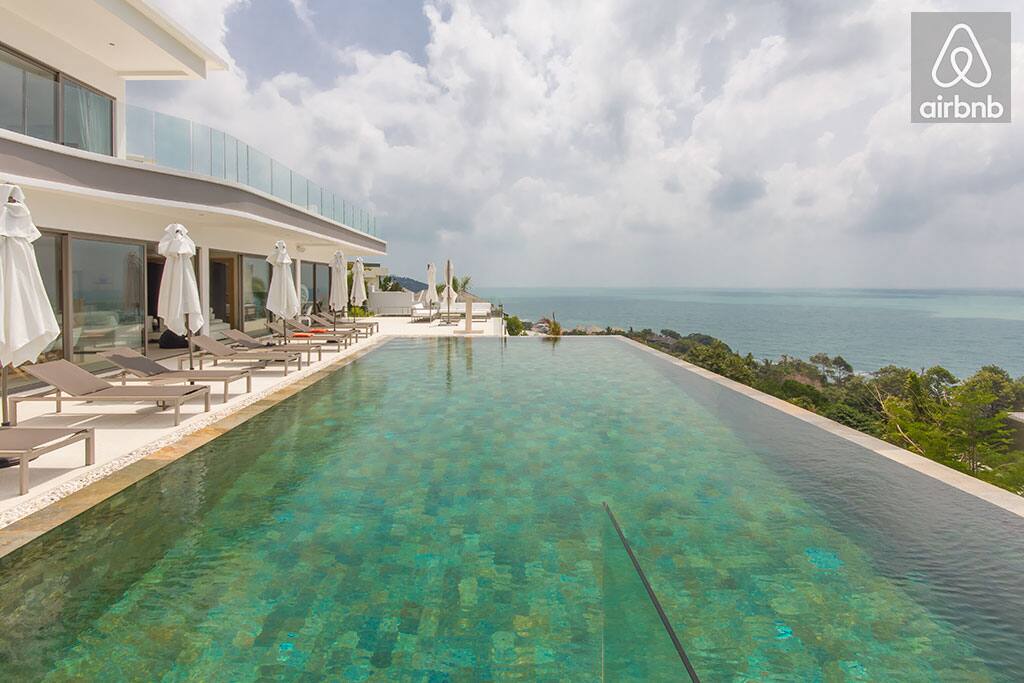 Piscine privée d'eau traitée au sel de 112,5 m² (profondeur : 1,40 m à 2,20 m) .Nettoyage tous les jours.