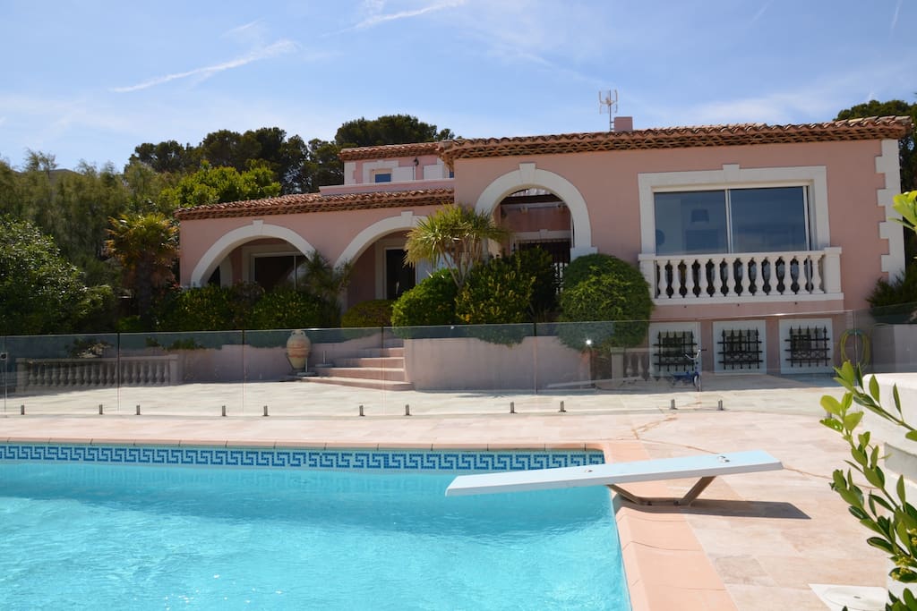 Piscine chauffée sécurisée avec plongeoir.