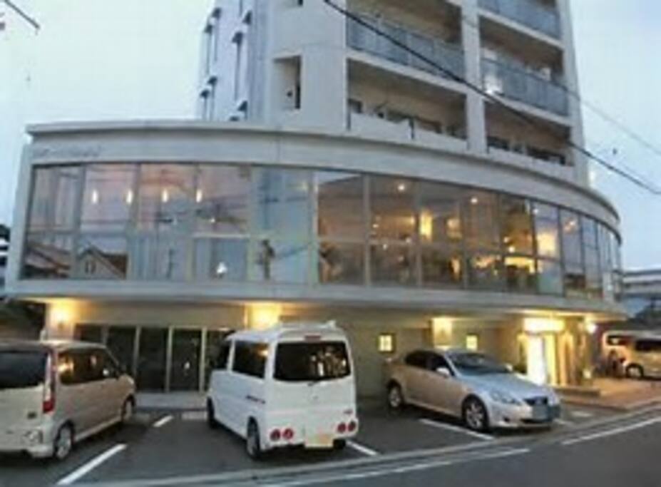 1Fケーキ屋2Fカフェ。3F~5Fがマンションの部屋となっています。