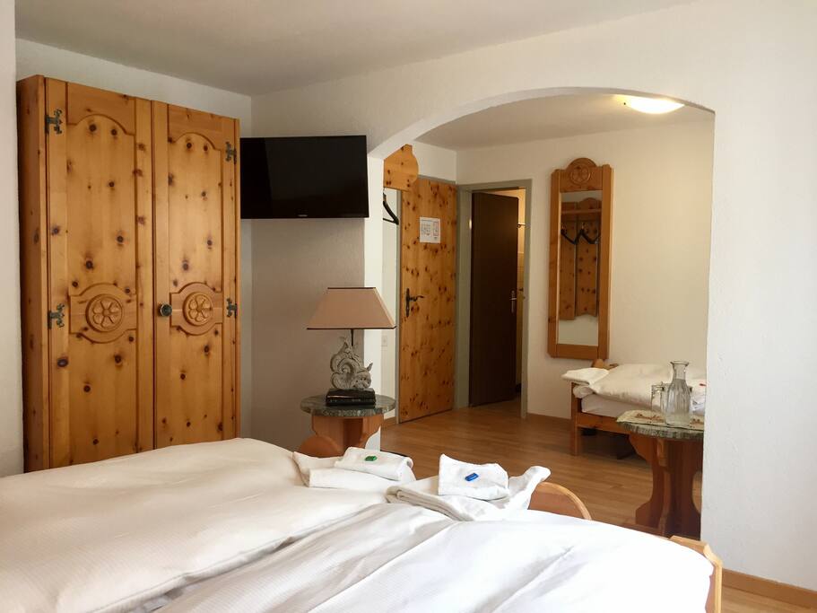 3-bed-room with bathroom, flatscreen TV and Matterhorn view balcony