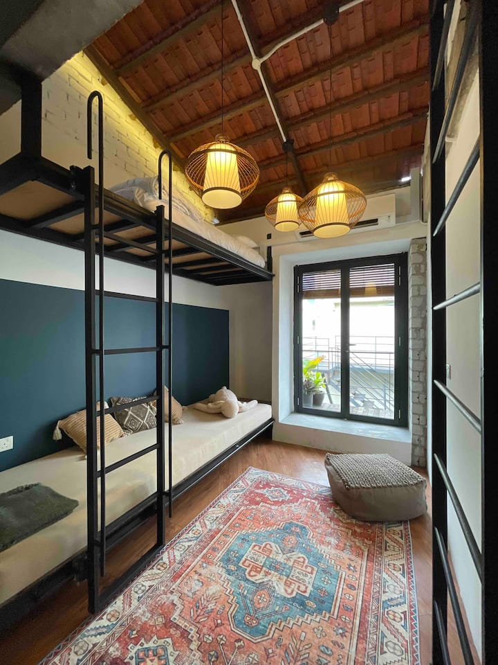 Втор кат: простор за одмор во соба 4